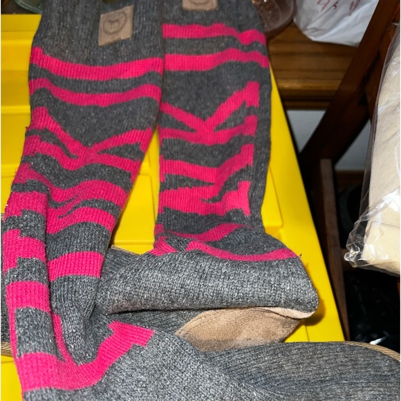 VS PINK MUKLUKS 2010 COLLECTION SZ LG GREY PINK LOGO KNEE HIGH - Picture 2 of 14